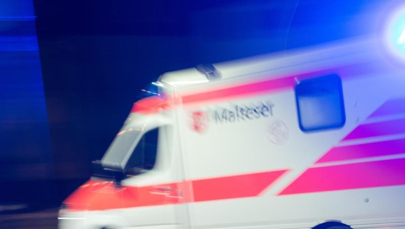Ein Rettungswagen der Malteser fährt mit Blaulicht durch die Nacht. Foto: Patrick Seeger/Archiv