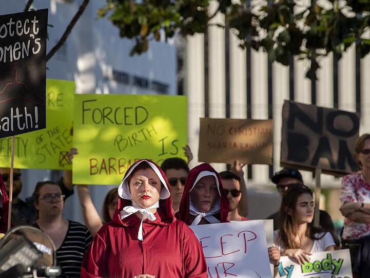 In Montgomery, der Hauptstadt des US-Bundesstaates Alabama, protestieren Demonstranten gegen das Abtreibungsverbot. Foto. Mickey Welsh/The Montgomery Advertiser/AP