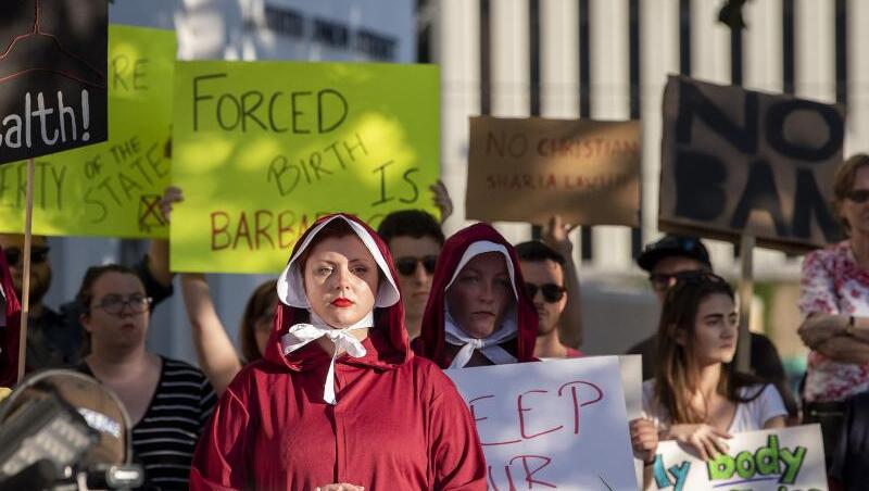In Montgomery, der Hauptstadt des US-Bundesstaates Alabama, protestieren Demonstranten gegen das Abtreibungsverbot. Foto. Mickey Welsh/The Montgomery Advertiser/AP In Montgomery, der Hauptstadt des US-Bundesstaates Alabama, protestieren Demonstranten gegen das Abtreibungsverbot. Foto. Mickey Welsh/The Montgomery Advertiser/AP