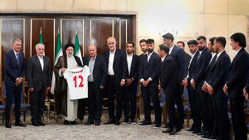 Dieses Foto sorgte für Proteste: Die Fußball-Nationalmannschaft mit Irans Präsidenten Ebrahim Raisi.