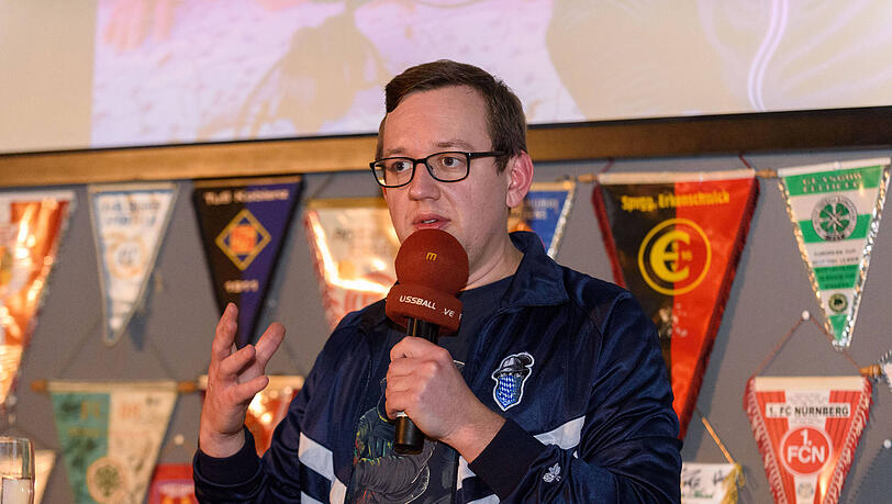 Der Münchner Sportjournalist Max-Jacob Ost bei der Vorstellung seines Hoeneß-Buchs "Aus Liebe zum Spiel". Der Münchner Sportjournalist Max-Jacob Ost bei der Vorstellung seines Hoeneß-Buchs "Aus Liebe zum Spiel".