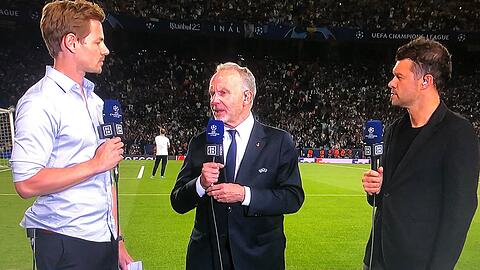 Karl-Heinz Rummenigge (M.) am Samstagabend im DAZN-Interview.