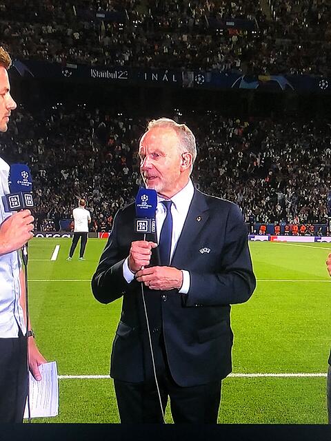 Karl-Heinz Rummenigge (M.) am Samstagabend im DAZN-Interview.