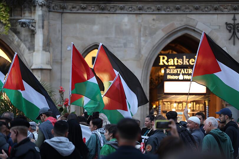 Palästina-Flaggen vor dem Rathaus.
