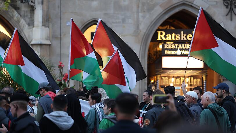 Wie bei den Demos in der Vorwoche: Bei einem Trauermarsch am Dienstagabend in München waren auch Palästina-Flaggen erlaubt. (Archiv)