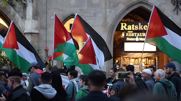 Wie bei den Demos in der Vorwoche: Bei einem Trauermarsch am Dienstagabend in München waren auch Palästina-Flaggen erlaubt. (Archiv)