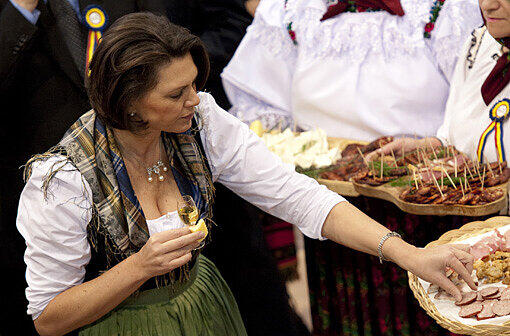 Aber auch in Berlin zeige sie sich gerne im Dirndl &ndash; etwa bei der Grünen Woche (siehe Bild).