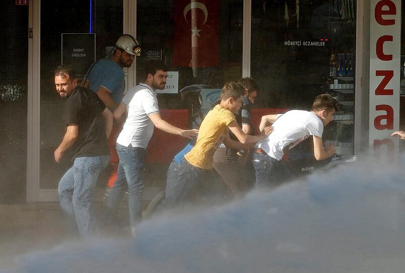 Tränengas, Wasserwerfer und Gummigeschosse - Sehen Sie hier weitere Bilder aus der Türkei.
