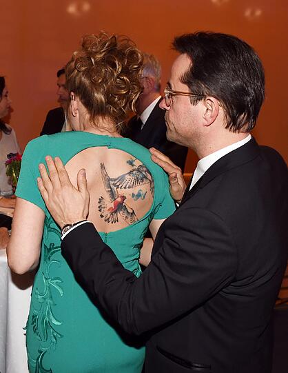 Jan Josef Liefers checkt, ob das Kleid gut sitzt.