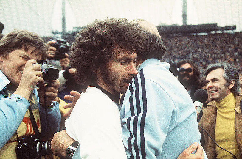 7. Juli 1974: Jubelnd liegen sich bei Spielende Bundestrainer Helmut Schön und Nationalspieler Paul Breitner nach dem Sieg im WM-Endspiel 1974 in den Armen.