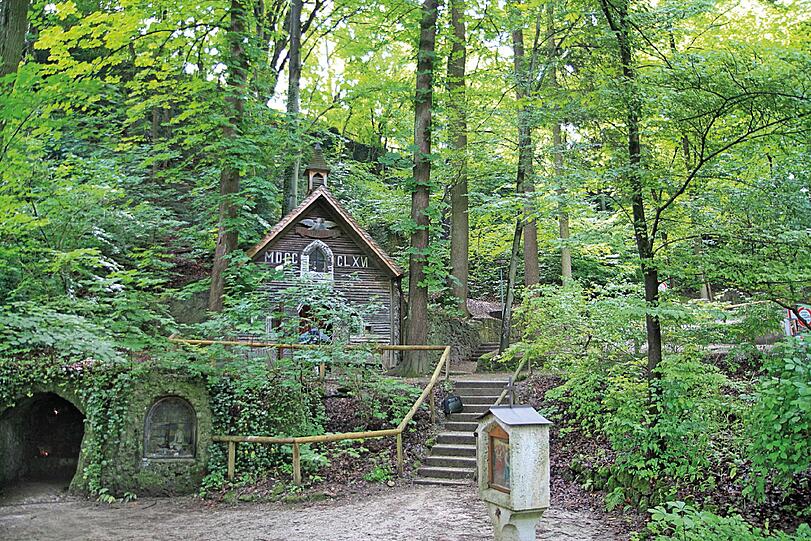 Im Grün der Isarauen: Dort, wo der Auer Mühlbach von der Isar abgezwickt wird, liegt ein entspannter und romantischer Ort: der Hangweg über der Marienklause. Die kleine Kapelle dort ist aus Nagelfluh-Gestein gebaut und mit Holz vertäfelt. Auf einem Serpentinenweg lässt sich herrlich spazieren, überlaufen ist es hier meistens nicht, schön aber immer. Der Weg an sich ist schon ein kleines Erlebnis, wenn man ihn zu zweit genießt, kann er es umso mehr sein. Gerade jetzt, wenn er wieder üppiges Grün anlegt.
