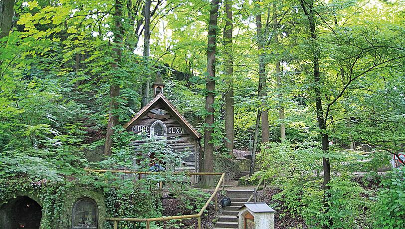 Im Grün der Isarauen: Dort, wo der Auer Mühlbach von der Isar abgezwickt wird, liegt ein entspannter und romantischer Ort: der Hangweg über der Marienklause. Die kleine Kapelle dort ist aus Nagelfluh-Gestein gebaut und mit Holz vertäfelt. Auf einem Serpentinenweg lässt sich herrlich spazieren, überlaufen ist es hier meistens nicht, schön aber immer. Der Weg an sich ist schon ein kleines Erlebnis, wenn man ihn zu zweit genießt, kann er es umso mehr sein. Gerade jetzt, wenn er wieder üppiges Grün anlegt. Im Grün der Isarauen: Dort, wo der Auer Mühlbach von der Isar abgezwickt wird, liegt ein entspannter und romantischer Ort: der Hangweg über der Marienklause. Die kleine Kapelle dort ist aus Nagelfluh-Gestein gebaut und mit Holz vertäfelt. Auf einem Serpentinenweg lässt sich herrlich spazieren, überlaufen ist es hier meistens nicht, schön aber immer. Der Weg an sich ist schon ein kleines Erlebnis, wenn man ihn zu zweit genießt, kann er es umso mehr sein. Gerade jetzt, wenn er wieder üppiges Grün anlegt.