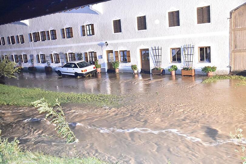 In Sensau (Gemeinde Steinhöring) war der Kesselbach bergetreten und über die Hauptstraße durch mehrere Anwesen gelaufen.
