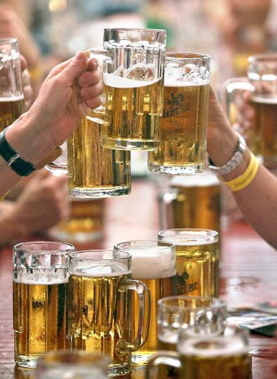 Besucher der 495. Eisleber Wiese feiern nach der Eröffnung am 16.09.2016 in Lutherstadt Eisleben (Sachsen-Anhalt) mit viel Bier. Das Statistische Bundesamt veröffentlicht am 28.10.2016 Zahlen zum Bierabsatz im dritten Quartal