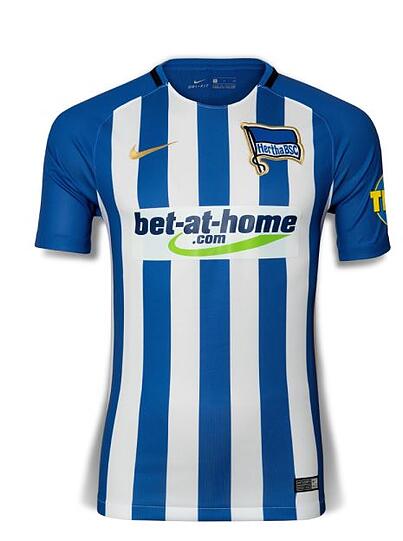 Platz 13: HERTHA BSC BERLIN: Zum 125. Geburtstag bleibt es streifig in königsblau und passend zum Anlass kommt Gold mit ins Spiel. Als Jubiläumsbonbon ist auf der Innenseite des Vereinslogos "125 Jahre Hertha BSC" aufgedruckt. Minuspunkte gab es bei der Materialauswahl, da fehlt Innovation und Leichtigkeit.