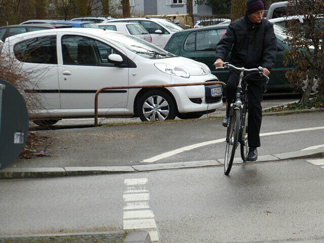 Autofahrer oder Radfahrer: Wen trifft die Schuld am Unfall in der Ottobrunner Straße? (Archilvbild)