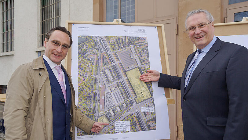 Die Zukunft des Kasernen-Areals in den Händen vom Giesinger Landtagsabgeordnete Andreas Lorenz (l.) und Innen- und Bauminister Joachim Herrmann (beide CSU): Die Uni am südwestlichen Zipfel des Areals wird umgebaut, das Gelände im Osten neu konzipiert. Die Zukunft des Kasernen-Areals in den Händen vom Giesinger Landtagsabgeordnete Andreas Lorenz (l.) und Innen- und Bauminister Joachim Herrmann (beide CSU): Die Uni am südwestlichen Zipfel des Areals wird umgebaut, das Gelände im Osten neu konzipiert.