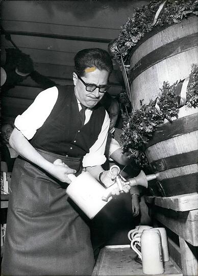 1965: Sichtlich angestrengt zapft Hans-Jochen Vogel 1965 im Schottenhamel das erste Fassl Wiesnbier an.
