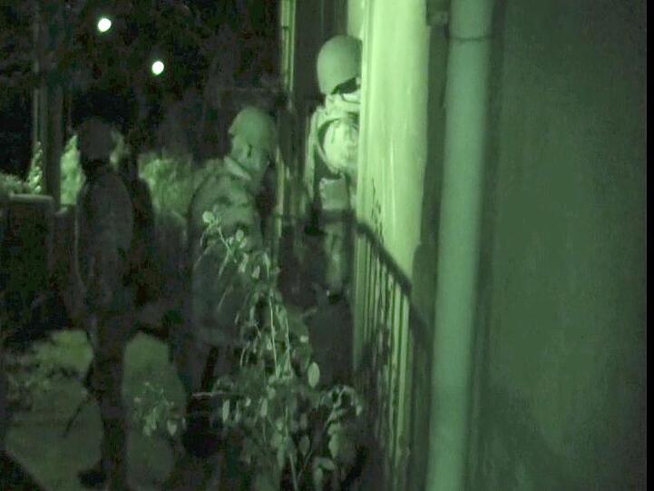 Schwer bewaffnete Polizisten dringen in ein Gebäude in der Gegend um Vibo Valentinia ein.