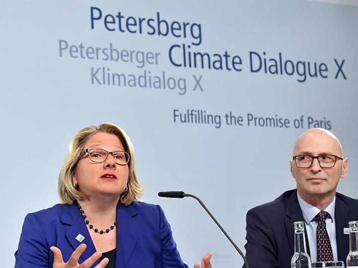 Umweltministerin Svenja Schulze (SPD) und Marc Chardonnens, Direktor des schweizerischen Bundesamtes für Umwelt, bei der Eröffnung des 10. Petersberger Klimadialogs in Berlin.