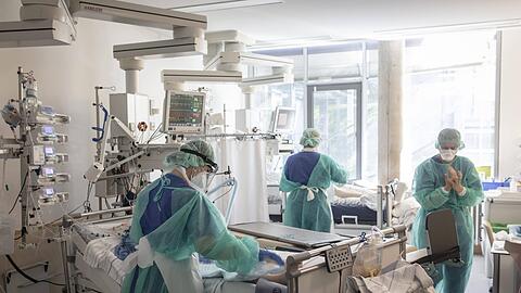 Intensivpflegekräfte behandeln einen Covid-Patienten im Krankenhaus Agatharied in Hausham.
