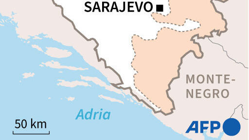 Im Bosnienkrieg starben zwischen 1992 und 1995 mehr als 100.000 Menschen. Erst der Friedensvertrag von Dayton setzte dem Blutbad ein Ende. Doch anders als ursprünglich gedacht, ist das Land bis heute gespalten: in die kroatisch-bosnische Föderation und die Republika Srpska. Dass an der Spitze des Landes ein dreiköpfiges Staatspräsidium steht, das mit je einem bosniakischen, einem serbischen und einem kroatischen Bosnier besetzt ist, und dessen Vorsitz alle acht Monate wechselt, macht die Sache nicht einfacher. Im Bosnienkrieg starben zwischen 1992 und 1995 mehr als 100.000 Menschen. Erst der Friedensvertrag von Dayton setzte dem Blutbad ein Ende. Doch anders als ursprünglich gedacht, ist das Land bis heute gespalten: in die kroatisch-bosnische Föderation und die Republika Srpska. Dass an der Spitze des Landes ein dreiköpfiges Staatspräsidium steht, das mit je einem bosniakischen, einem serbischen und einem kroatischen Bosnier besetzt ist, und dessen Vorsitz alle acht Monate wechselt, macht die Sache nicht einfacher.