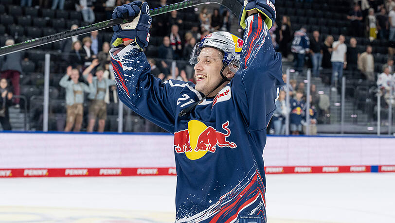 R&uuml;ckkehrer Dominik Kahun jubelt im Trikot des EHC Red Bull M&uuml;nchen nach seinem Doppelpack und dem entscheidenden Penalty beim Auftaktsieg gegen die Adler Mannheim.