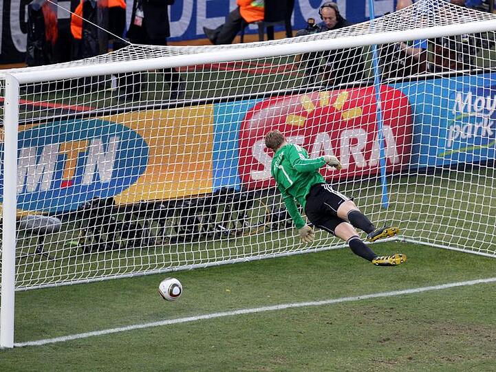 Drin, da Ding: Manuel neuer kann den Schuss von Frank Lampard nicht parieren, aber der Schir sah nicht, dass der  Ball im Netz war.