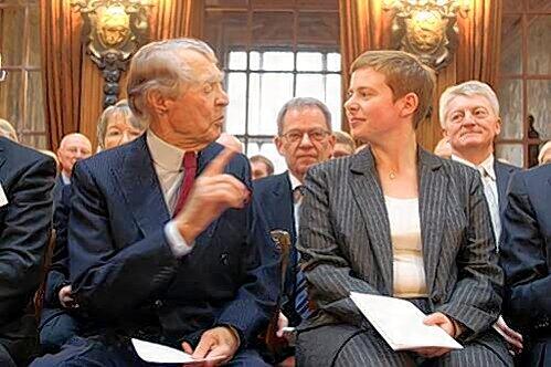 Berthold Beitz (l), Kuratoriumsvorsitzender der Krupp-Stiftung, mit der Preisträgerin.