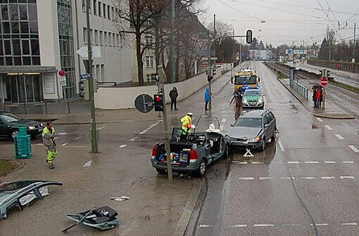 Bei dem Unfall auf der Menzinger Straße wurden sechs Personen verletzt.