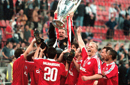Legendär: Ottmar Hitzfeld wird mit dem Pokal auf Händen getragen und bejubelt.
