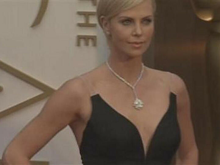 Charlize Theron will ihre Kleider nicht im Schrank vermodern lassen