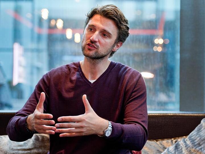 Marko Pesic spricht bei einem Interviewtermin. Foto: picture alliance / dpa/Archivbild