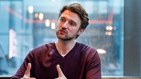 Marko Pesic spricht bei einem Interviewtermin. Foto: picture alliance / dpa/Archivbild