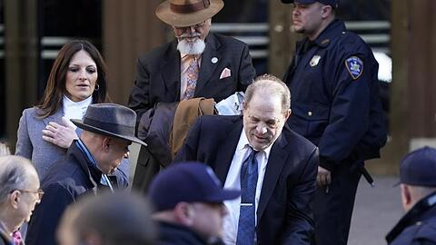 Harvey Weinstein (r), Filmproduzent aus den USA, verlässt das Gericht in Begleitung seiner Anwältin Donna Rotunno (l).