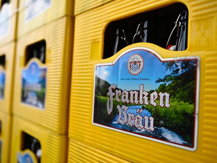 Zahlreiche Bierkästen der Brauerei Franken Bräu stehen auf dem Betriebsgelände.