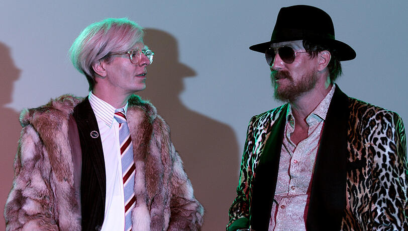 Alexander Scheer (l.) als Andy Warhol und Oliver Masucci als Rainer Werner Fassbinder in einer Szene des Films "Enfant Terrible.