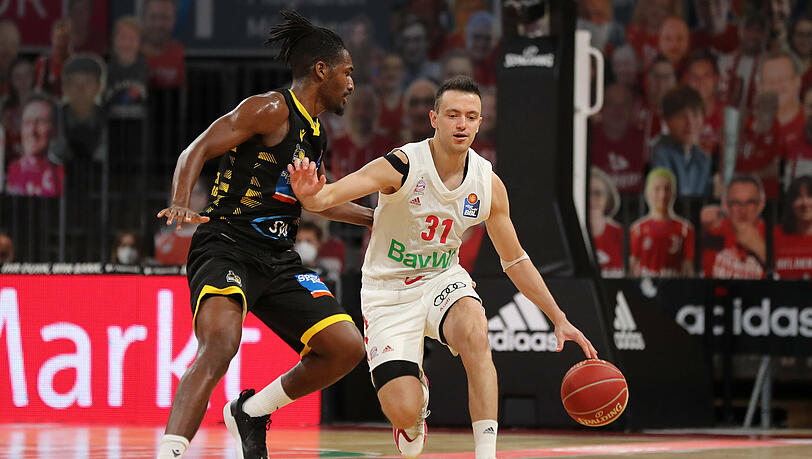 Zweikampf zwischen Jaleen Smith (Ludwigsburg) und Zan Sisko (München).
