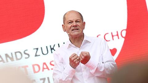 SPD-Kanzlerkandidat Olaf Scholz spricht beim offiziellen Wahlkampfabschluss seiner Partei auf dem Kölner Heumarkt.