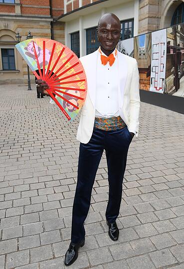 Papis Loveday ist das beste Beispiel dafür, dass sich auch Männer bei festlichen Anlässen aus dem gewohnten Umfeld des schwarzen Anzugs trauen dürfen.