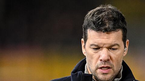 Michael Ballack, ehemaliger Fußballspieler, vor dem Spiel. Er spricht in einem Kicker-Interview unter anderem über die Krise des FC Bayern.