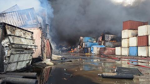 Container brennen am Tag nach der Explosion im Iran.