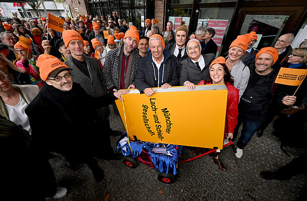 Der Schauspieler Josef Hader, (von links) der Komiker Max Uthoff, der Satiriker Claus von Wagner, Münchens Oberbürgermeister Dieter Reiter (SPD), Ulan und Bator und die Schauspielerin Christl Sittenauer stehen mit dem Schild der Münchner Lach- und Schießgesellschaft am alten Gasteig am Rosenheimerplatz. Die Münchner Lach- und Schießgesellschaft zieht mit U-Bahn und S-Bahn von der Haimhauserstraße zur Fat Cat (Alter Gasteig) am Rosenheimer Platz um. Der Schauspieler Josef Hader, (von links) der Komiker Max Uthoff, der Satiriker Claus von Wagner, Münchens Oberbürgermeister Dieter Reiter (SPD), Ulan und Bator und die Schauspielerin Christl Sittenauer stehen mit dem Schild der Münchner Lach- und Schießgesellschaft am alten Gasteig am Rosenheimerplatz. Die Münchner Lach- und Schießgesellschaft zieht mit U-Bahn und S-Bahn von der Haimhauserstraße zur Fat Cat (Alter Gasteig) am Rosenheimer Platz um.