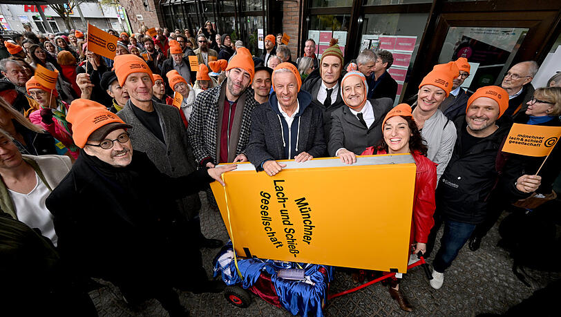 Der Schauspieler Josef Hader, (von links) der Komiker Max Uthoff, der Satiriker Claus von Wagner, Münchens Oberbürgermeister Dieter Reiter (SPD), Ulan und Bator und die Schauspielerin Christl Sittenauer stehen mit dem Schild der Münchner Lach- und Schießgesellschaft am alten Gasteig am Rosenheimerplatz. Die Münchner Lach- und Schießgesellschaft zieht mit U-Bahn und S-Bahn von der Haimhauserstraße zur Fat Cat (Alter Gasteig) am Rosenheimer Platz um. Der Schauspieler Josef Hader, (von links) der Komiker Max Uthoff, der Satiriker Claus von Wagner, Münchens Oberbürgermeister Dieter Reiter (SPD), Ulan und Bator und die Schauspielerin Christl Sittenauer stehen mit dem Schild der Münchner Lach- und Schießgesellschaft am alten Gasteig am Rosenheimerplatz. Die Münchner Lach- und Schießgesellschaft zieht mit U-Bahn und S-Bahn von der Haimhauserstraße zur Fat Cat (Alter Gasteig) am Rosenheimer Platz um.