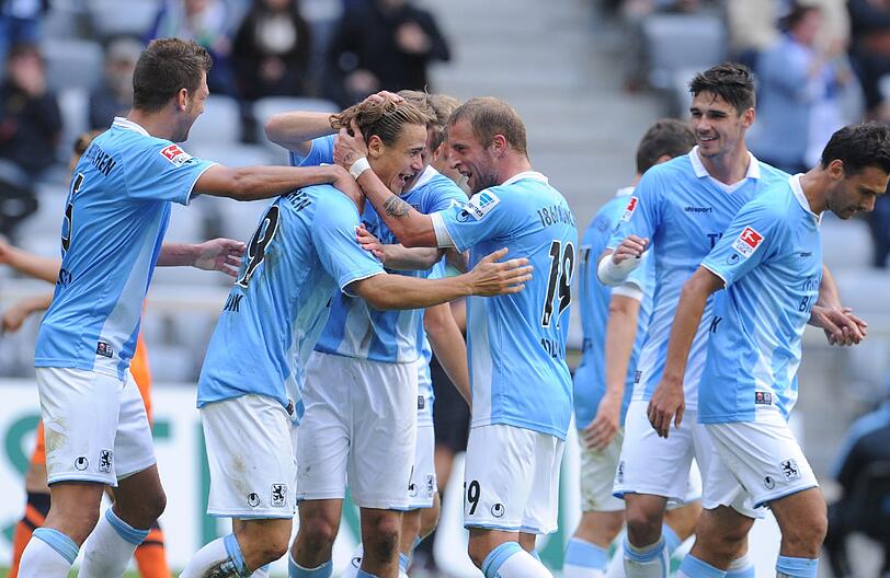 Die Löwen-Spieler feiern das 2:0 von Yannick Stark.