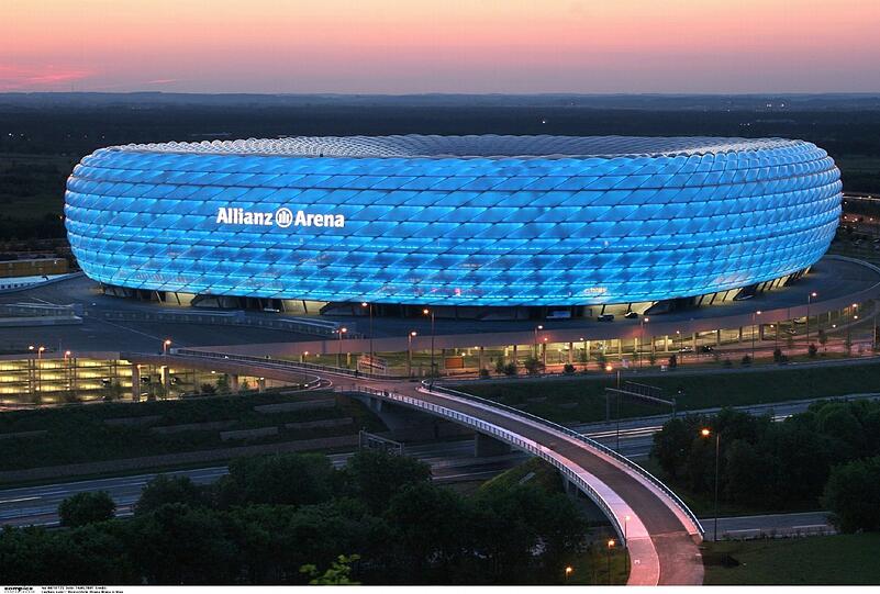 Die blau erleuchtete Allianz Arena.