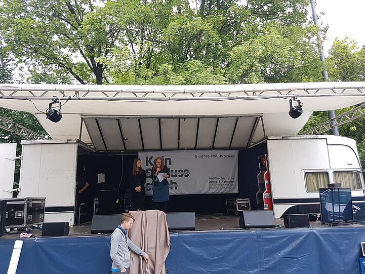 Die Kundgebung vom Bündnis "Kein Schlussstrich" startet mit einer Gedenkveranstaltung auf der Bühne. Mit dabei ist eine türkische Übersetzerin. Für 18 Uhr ist eine große Demonstration geplant. Auch in anderen deutschen Städten soll es Aktionen geben.