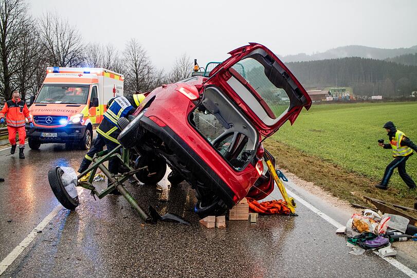 Der Ford krachte von hinten in einen einbiegenden Traktor, es wurden zwei Menschen verletzt.