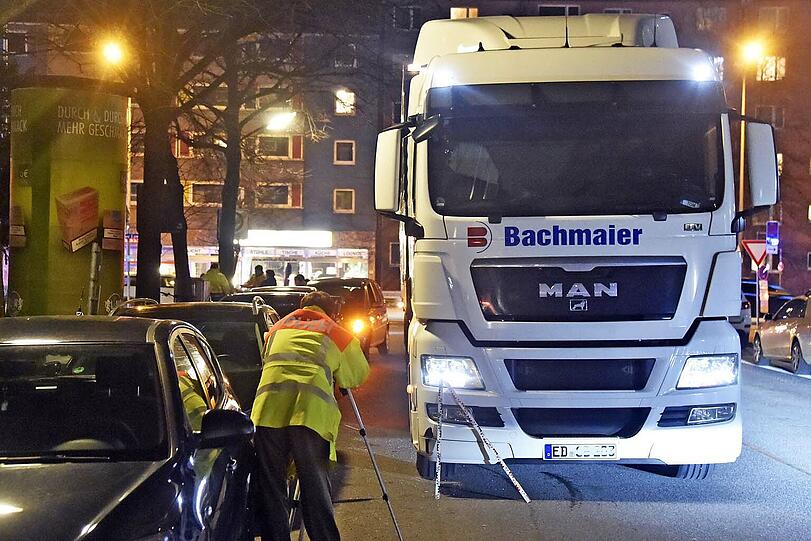 Unfallstelle Tegernseer Landstraße: Am Dienstagabend kollidierte dort ein Lkw mit einem Auto.