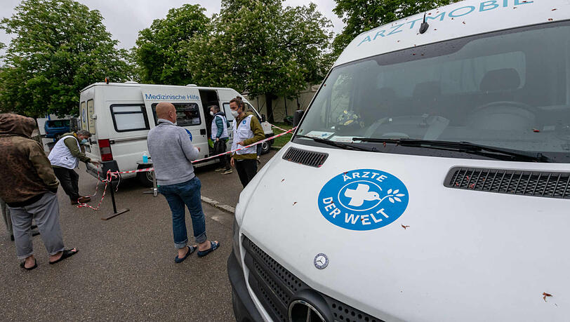Die beiden Behandlungsbusse auf dem Gelände der Bayernkaserne. Die beiden Behandlungsbusse auf dem Gelände der Bayernkaserne.